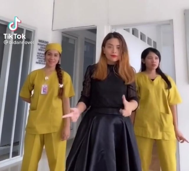 Bidan Novel viral di media sosial karena membantu persalinan ibu dengan cara tiup-tiup. Foto: TikTok @bidannovel