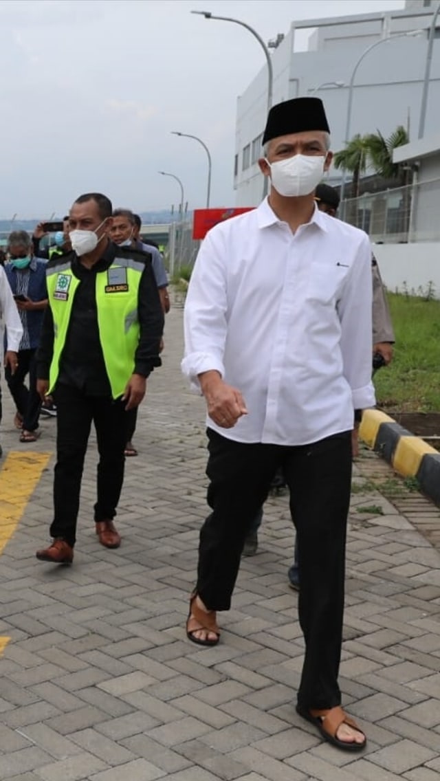 Gubernur Jawa Tengah Ganjar Pranowo saat menjemput jenazah Habib Ja'far di Bandara Ahmad Yani, Semarang, Jawa Tengah, Sabtu (2/1). Foto: Dok. Istimewa