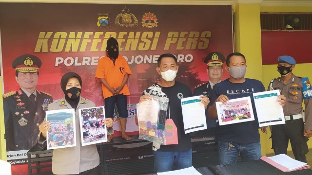 Kasat Reskrim Polres Bojonegoro, AKP Iwan Hari Poerwanto, didampingi Kasubbag Humas AKP Sri Ismawati, saat gelar konferensi pers di Mapolres Bojonegoro, Sabtu (02/01/2021) (foto: imam/beritabojonegoro)
