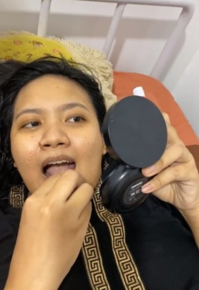 Viral wanita melahirkan santuy sambil makeup dan tertawa-tawa. (Foto: Instagram/@bidan_novel)