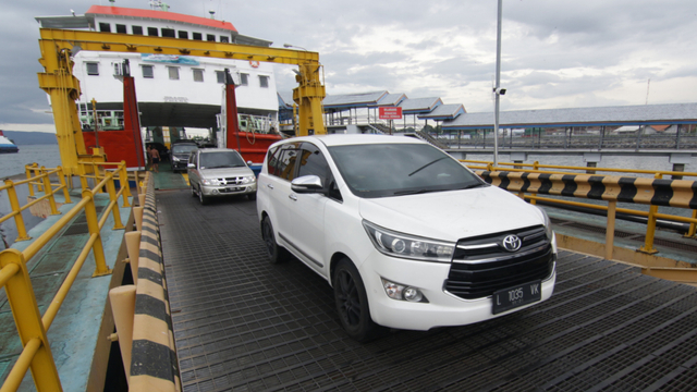 Sejumlah kendaraan keluar dari kapal penyeberangan di Pelabuhan Ketapang, Banyuwangi, Jawa Timur, Sabtu (2/1). Foto: Budi Candra Setya/ANTARA FOTO