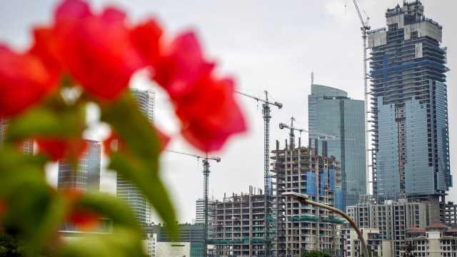 Proyek pembangunan gedung bertingkat di kawasan Jakarta Pusat, Sabtu (2/1). Foto: Dhemas Reviyanto/ANTARA FOTO
