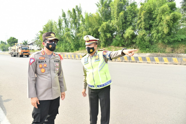 Kabagops Korlantas Polri pantau situasi lalin arus balik di tol Cikupa. Foto: Dok. Istimewa