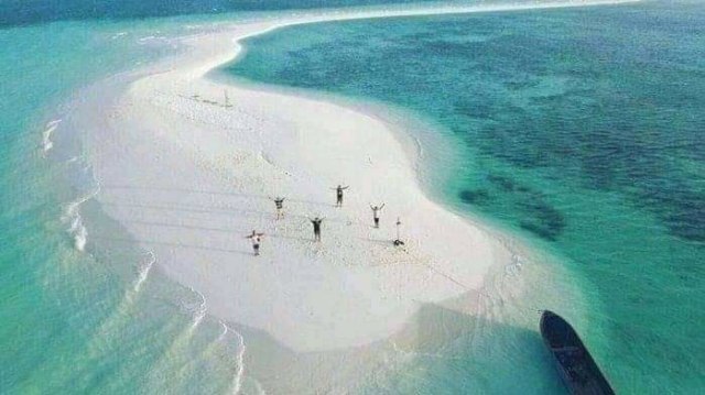 Pasir timbul Pulau Mekko yang tampak kontras dengan air laut yang biru kehijauan. Sumber foto: istimewa. 