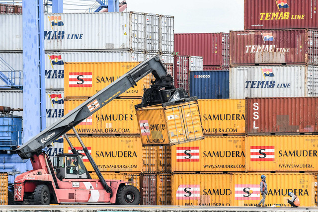 Pekerja melakukan bongkar muat peti kemas di Terminal 3 Pelabuhan Tanjung Priok, Jakarta, Kamis (10/12/2020). Foto: M RISYAL HIDAYAT/ANTARA FOTO