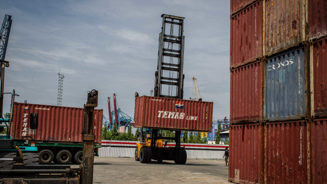 Suasana aktivitas bongkar muat peti kemas di Pelabuhan Tanjung Priok, Jakarta Utara, Sabtu (2/1/2021). Foto: Dhemas Reviyanto/ANTARA FOTO