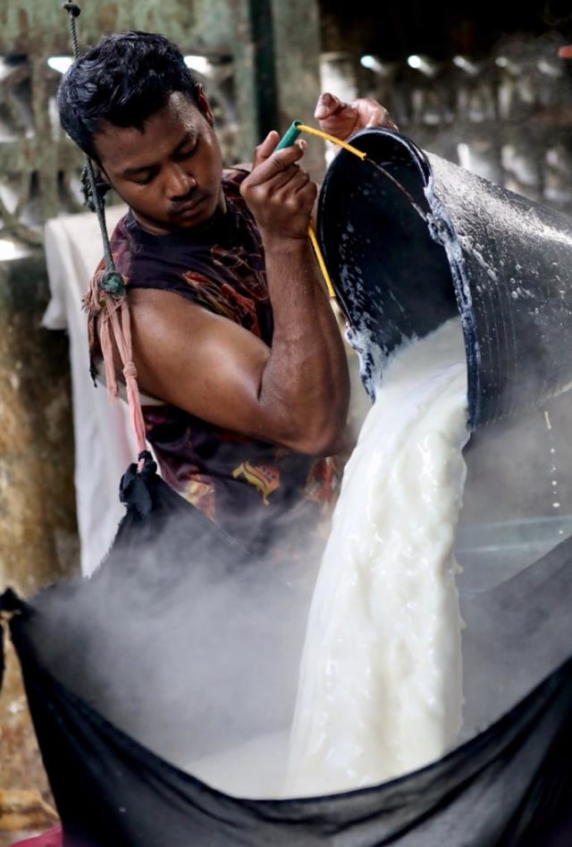 Membuat tahu di Banda Aceh. Foto: Suparta/acehkini