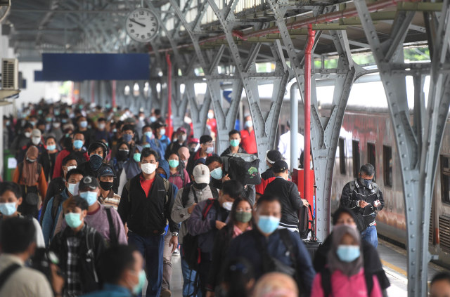 Suasana puncak arus balik di Stasiun Pasar Senen, Jakarta. Foto: Akbar Nugroho Gumay/Antara Foto