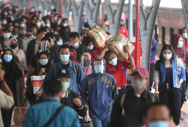 Kepadatan saat penumpang tiba di Stasiun Pasar Senen, Jakarta, Minggu (3/1/2021). Foto: Akbar Nugroho Gumay/Antara Foto