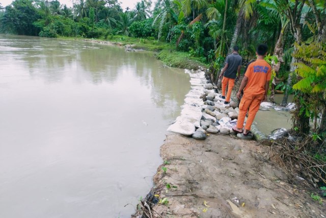 Enam kecamatan di Kabupaten Aceh Utara terendam banjir setelah 3 sungai besar meluap, Minggu (3/1). Foto: BPBA
