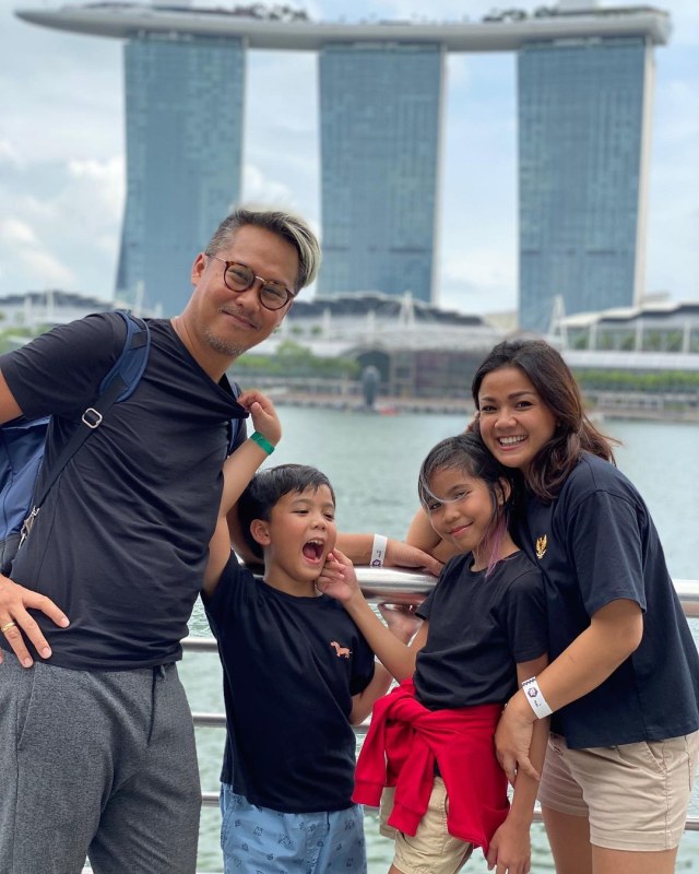 Nirina Zubir dan keluarganya. Foto: Instagram/@nirinazubir