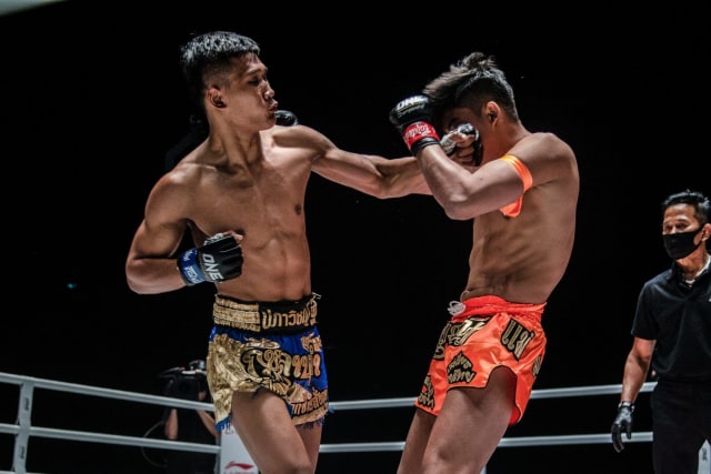 “Left Meteorite” Kulabdam Sor. Jor. Piek Uthai melayangkan sebuah pukulan kiri keras yang membuktikan julukannya sebagai pemilik pukulan meteor (ONE Championship)