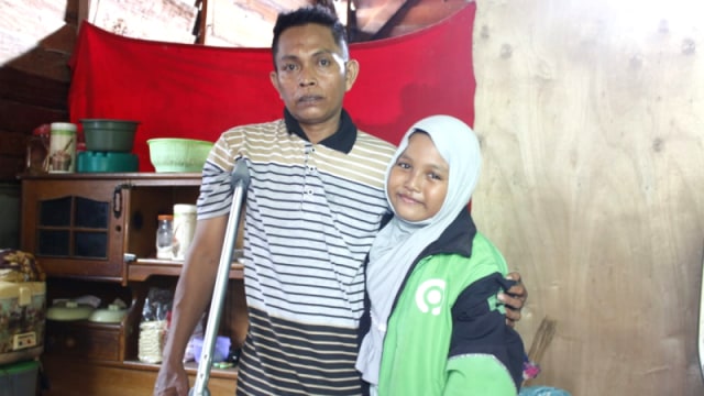 Uskari (kiri) tukang Ojol di Palu dan anaknya bernama Dina (9). Foto: Rian/PaluPoso