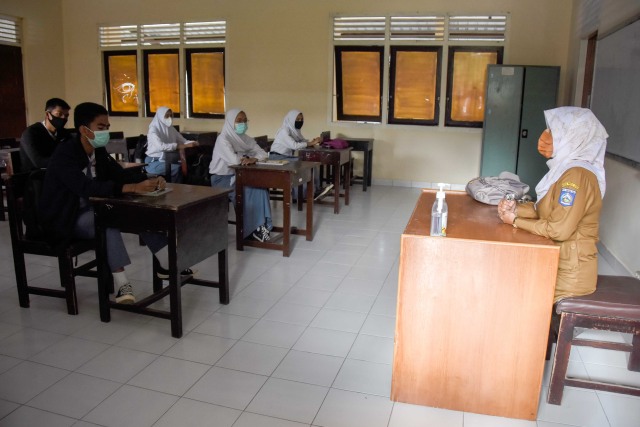 Sejumlah siswa mengikuti kegiatan belajar mengajar saat hari pertama masuk sekolah pembelajaran tatap muka di SMAN 1 Mataram, NTB, Senin (4/1/2021). Foto: Ahmad Subaidi/ANTARA FOTO