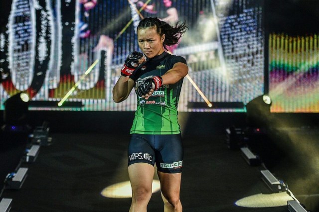 Aksi Priscilla Hertati Lumban Gaol saat memasuki Circle ONE Championship (ONE Championship)