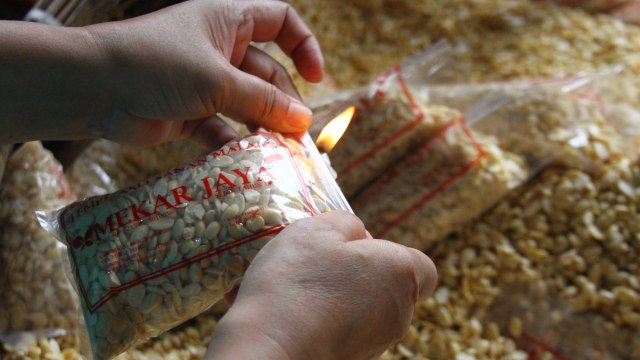 Pekerja membuat tempe di sentra perajin tempe Sanan, Malang, Jawa Timur, Senin (4/1/2021).  Foto: Ari Bowo Sucipto/ANTARA FOTO