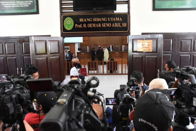 Tim kuasa hukum Muhammad Rizieq Shihab menyiapkan berkas persidangan praperadilan di Pengadilan Negeri Jakarta Selatan, Senin (4/1/2021). Foto: Indrianto Eko Suwarso/Antara Foto