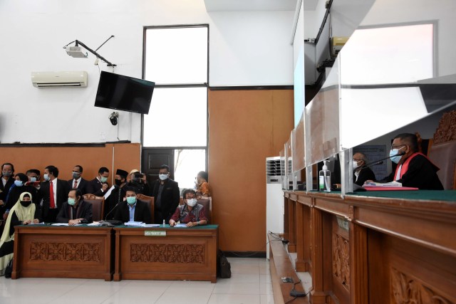 Hakim tunggal Akhmad Sayuti (kanan) memimpin jalannya sidang praperadilan penetapan tersangka Muhammad Rizieq Shihab di Pengadilan Negeri Jakarta Selatan, Senin (4/1/2021). Foto: Indrianto Eko Suwarso/Antara Foto