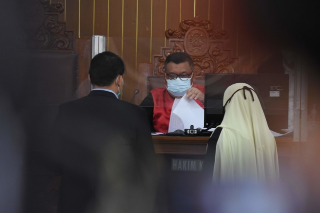Tim kuasa hukum Muhammad Rizieq Shihab menyiapkan berkas persidangan praperadilan di Pengadilan Negeri Jakarta Selatan, Senin (4/1/2021). Foto: Indrianto Eko Suwarso/Antara Foto