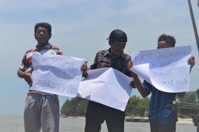 Nelayan di Pantai Labu, Deli Serdang menunjukkan protes menolak pengerukan tambang pasir laut, beberapa waktu lalu. Foto : Sumut News