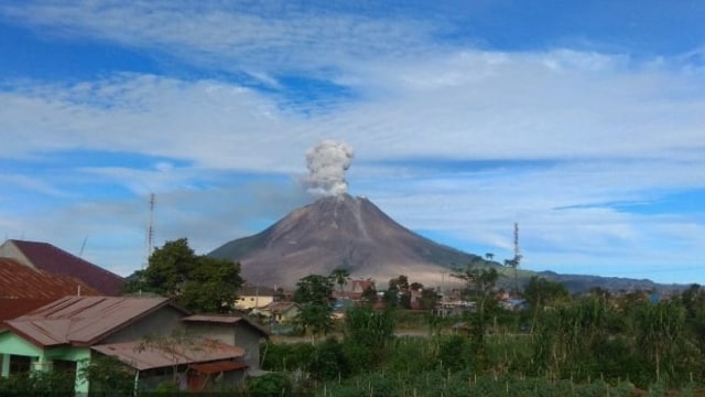 Gunung Sinabung saat erupsi, Senin (4/1). Foto: Dok. Istimewa