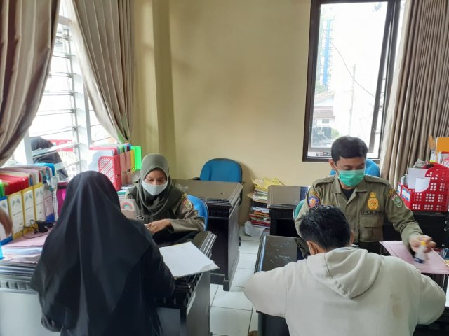 Pasangan mesum terciduk Satpol PP. Foto: Rizal Adhi