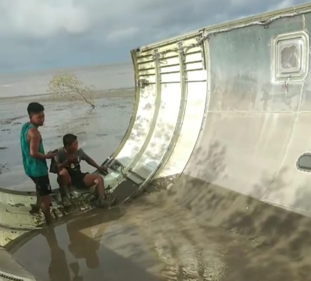 Warga Desa Sungai Cabang temukan serpihan puing diduga badan pesawat. IST