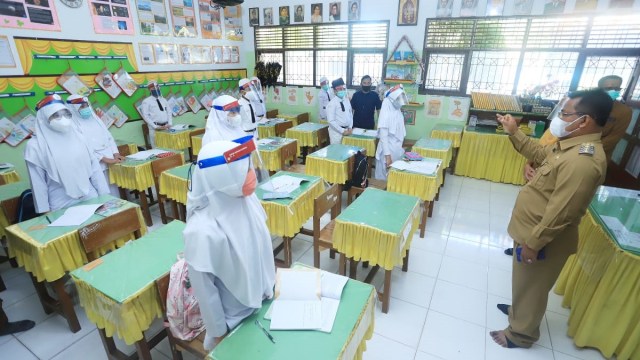 Wali Kota Banda Aceh, Aminullah Usman meninjau sekolah.