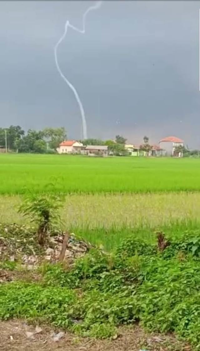 Beberapa video angin puting beliung di Cirebon, Jawa Barat pada Senin sore (04/01/2021) terekam di sejumlah media sosial. (Dok.ciremaitoday)