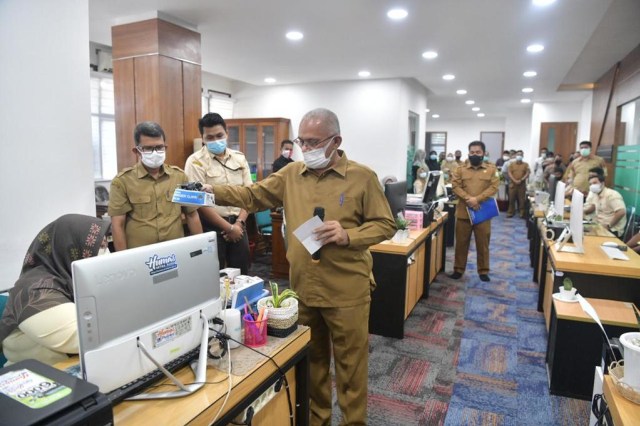 Sekda Aceh, Taqwallah, meninjau suasana ruangan kerja pascalibur ke seluruh Biro di Sekretariat Daerah Aceh. Foto: Humas Setda Aceh