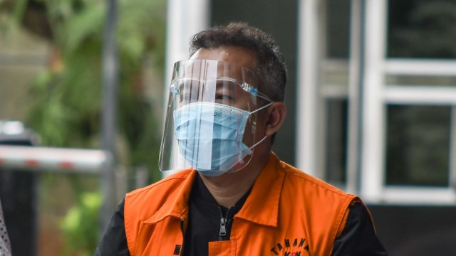 Pejabat Pembuat Komitmen di Kementerian Sosial Adi Wahyono bersiap menjalani pemeriksaan di gedung KPK, Jakarta Senin (4/1/2021). Foto: Fakhri Hermansyah/ANTARA FOTO