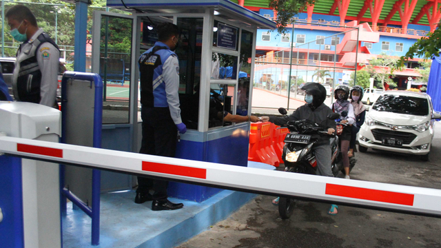 Pengunjung mempergunakan fasilitas parkir digital yang dipasang di depan Stadion Gajayana, Malang, Jawa Timur, Senin (4/1/2021). Foto: Ari Bowo Sucipto/ANTARA FOTO