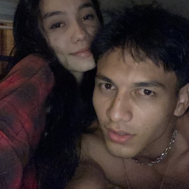 Jefri Nichol bersama seorang perempuan. Foto: Twitter @jefrinichol.