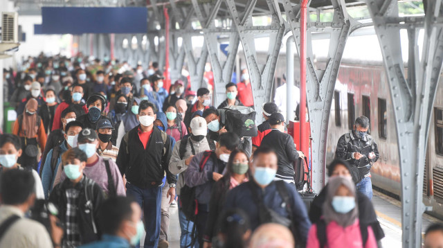 Penumpang kereta api Dharmawangsa dari Surabaya tiba di Stasiun Pasar Senen, Jakarta, Minggu (3/1/2021). Foto: Akbar Nugroho Gumay/ANTARA FOTO