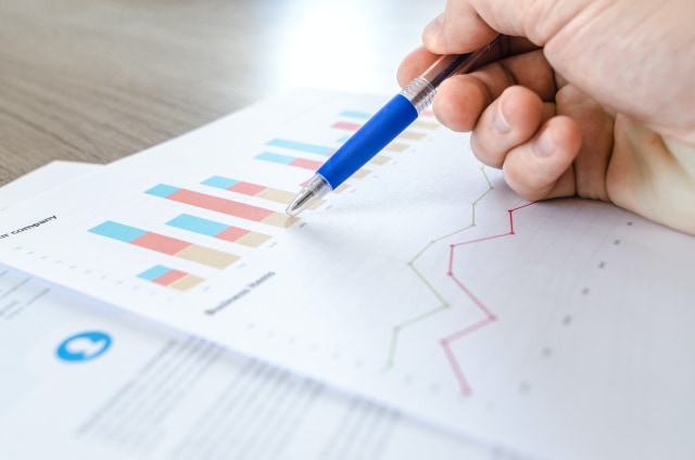 Ilustrasi pelaku usaha mengukur risiko dan biaya khusus transfer pricing /Foto: Lukas from Pexels
