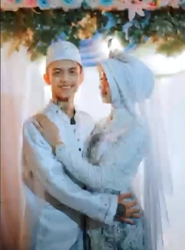 Viral pria viral "ganteng doang jemput cewek depan gang" akhirnya sah menikah. (Foto: TikTok/@ridwannss)
