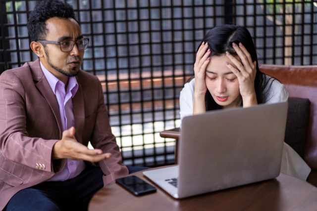 Ilustrasi lingkungan kerja toxic. Foto: Getty Images/JimmyFam