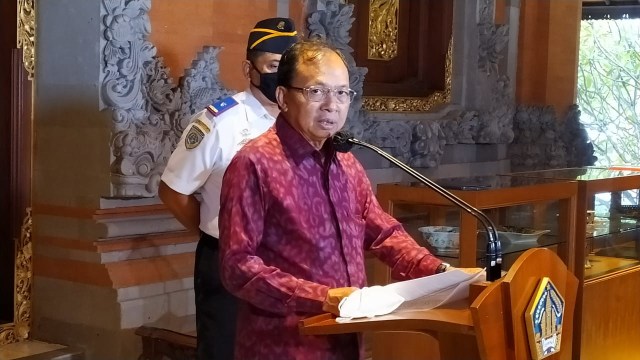 Gubernur Bali Wayan Koster saat jumpa pers awal tahun mengenai penanganan COVID-19 di Bali - ACH