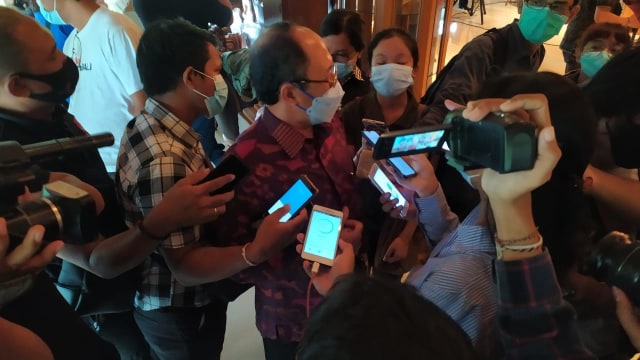 Saat mewawawancarai narasumber wartawan seringkali terpaksa berkerumun - ACH