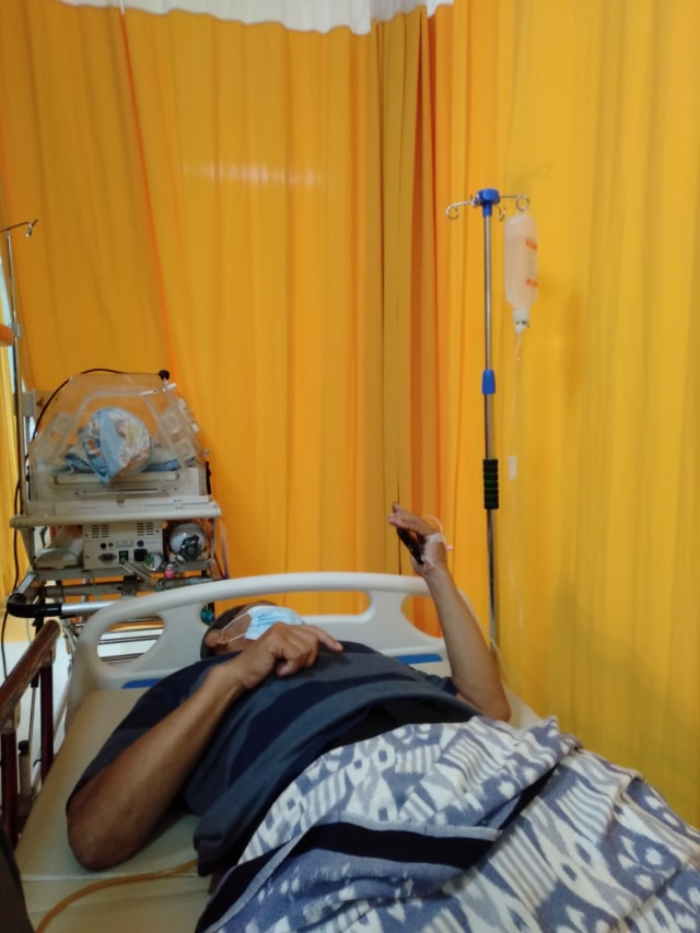 Viral dosen tetap ngajar meski tengah dirawat di UGD. (Foto: Twitter/@collegemenfess)