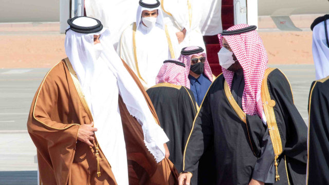 Putra Mahkota Arab Saudi Mohammed bin Salman menyambut Emir Qatar Sheikh Tamim bin Hamad al-Thani. Foto:  Bandar Algaloud/Saudi Royal Court/Handout via REUTERS
