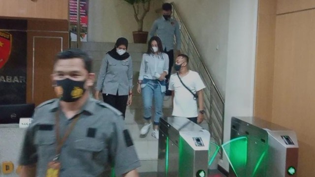 Artis SC (kedua kanan) usai diperiksa Polda Jabar terkait prostitusi. Foto: Dok. Istimewa