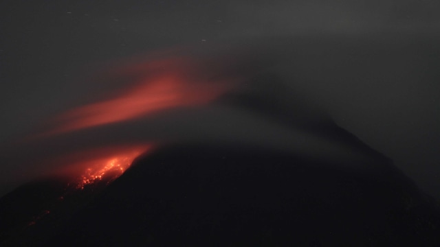 Titik api diam terlihat dari lereng Gunung Merapi Desa Kinahrejo, Cangkringan, Sleman, DI Yogyakarta, Selasa (5/1/2020). Foto: Hendra Nurdiyansyah/ANTARA FOTO