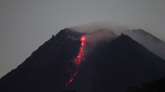 Titik api diam terlihat dari lereng Gunung Merapi Desa Kinahrejo, Cangkringan, Sleman, DI Yogyakarta, Selasa (5/1/2020). Foto: RANTO KRESEK/ANTARA FOTO