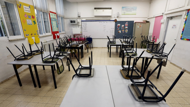 Ilustrasi sarana dan prasarana sekolah. Foto: Ammar Awad/REUTERS