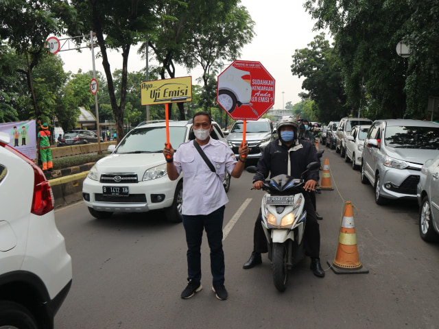 Uji emisi kendaraan bermotor gratis di Jalan Pemuda Jakarta Timur, Rabu (6/1). Foto: Ghulam Muhammad Nayazri / kumparanOTO
