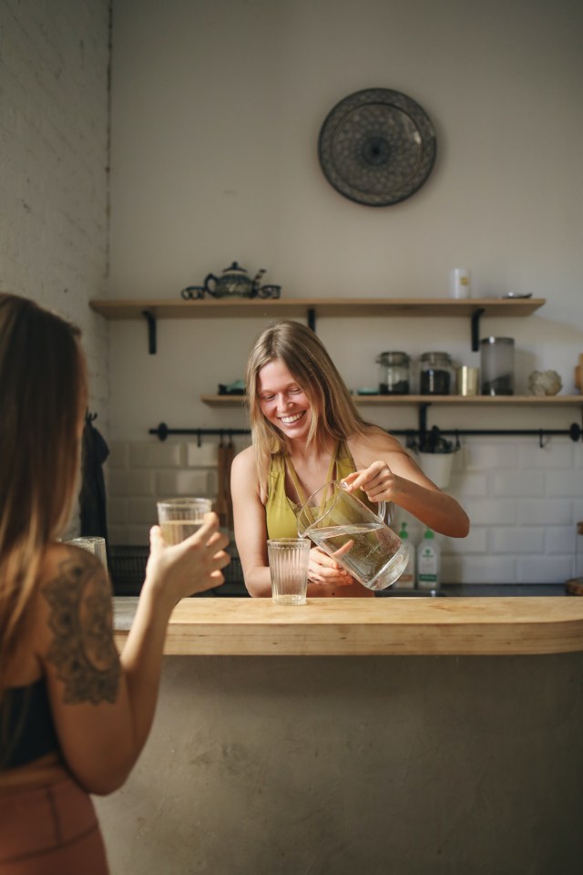 Ilustrasi meminum air mineral. Foto: Pexels