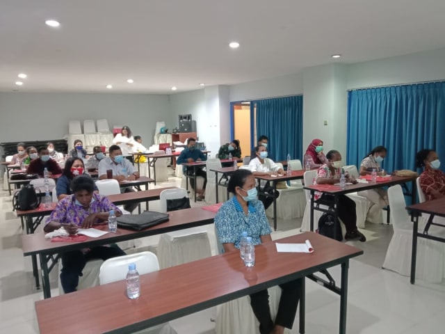 Peserta sosialisasi PKRT serius mendengarkan materi, foto : Yanti