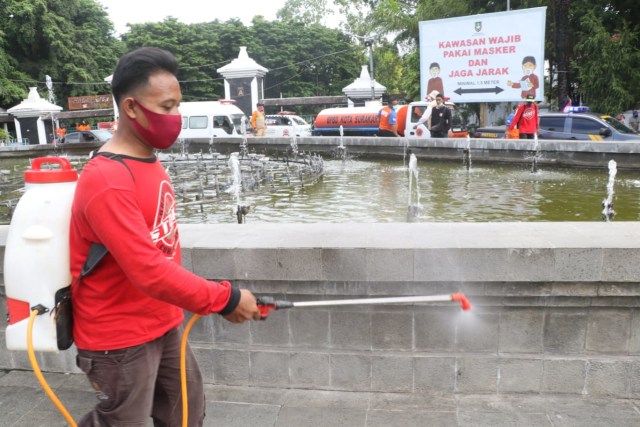 Penyemprotan disinfektan di Plasa Manahan, Solo