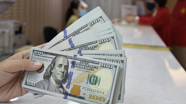 Karyawan menghitung uang dolar Amerika Serikat (AS) di tempat penukaran valuta asing, Jakarta, Rabu (6/1). Foto: Fakhri Hermansyah/ANTARA FOTO